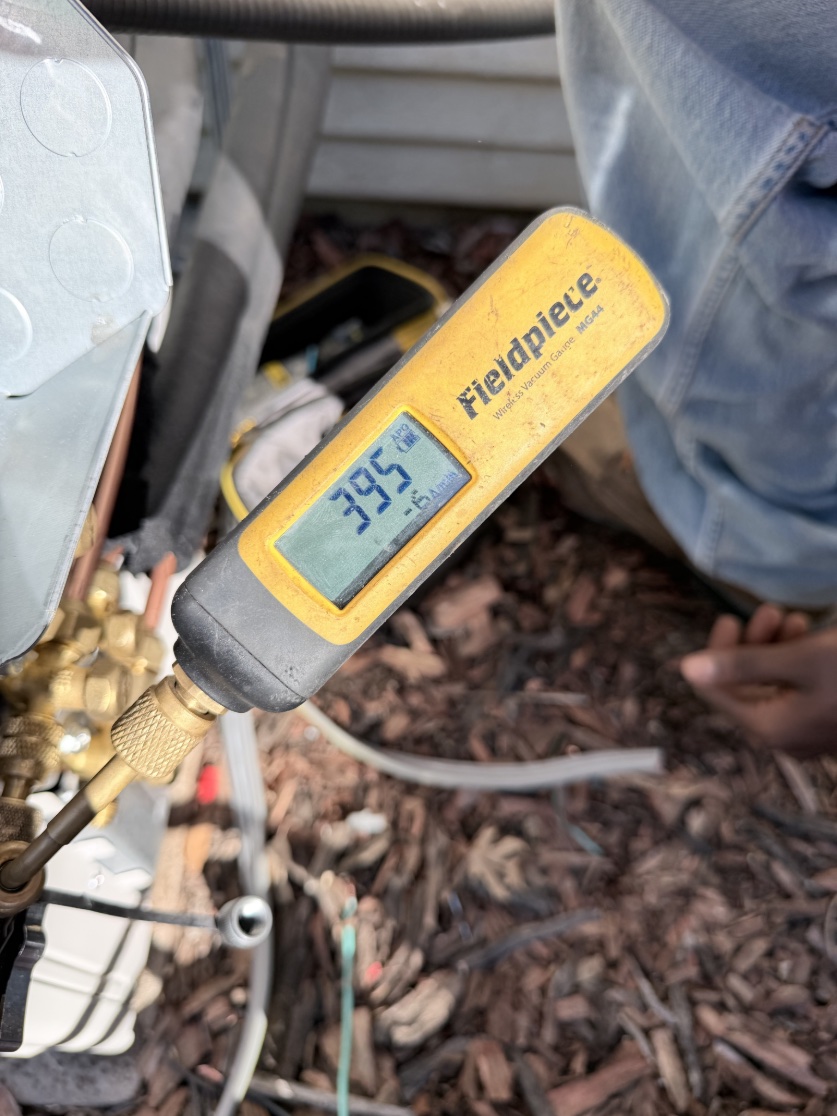 Fieldpiece vacuum gauge displaying 395 microns during the Heritage Hills OKC mini-split installation